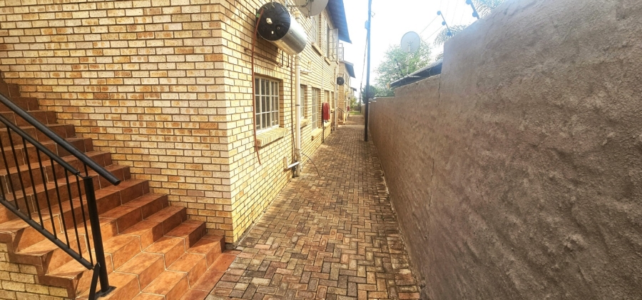 To Let 2 Bedroom Property for Rent in Waterval East North West